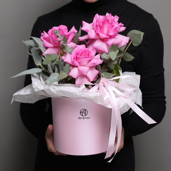 Шляпная коробка с ярко-розовыми французскими розами - M