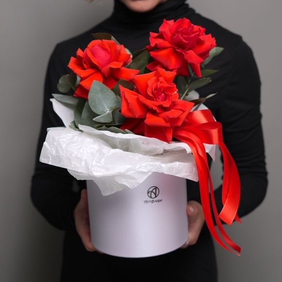 Шляпная коробка с алыми французскими розами - M