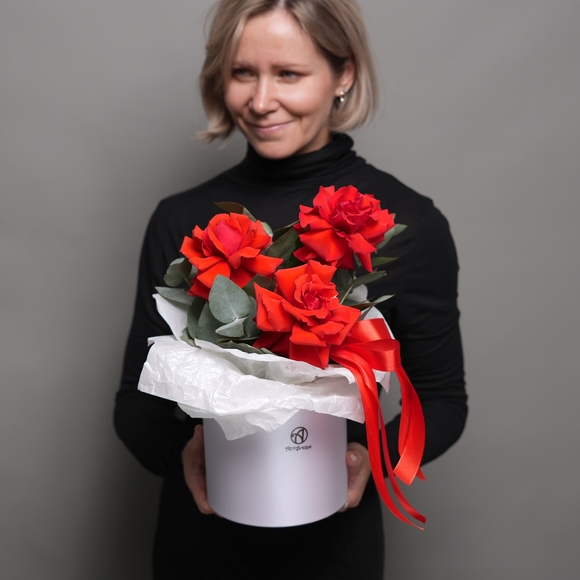 Шляпная коробка с алыми французскими розами - M