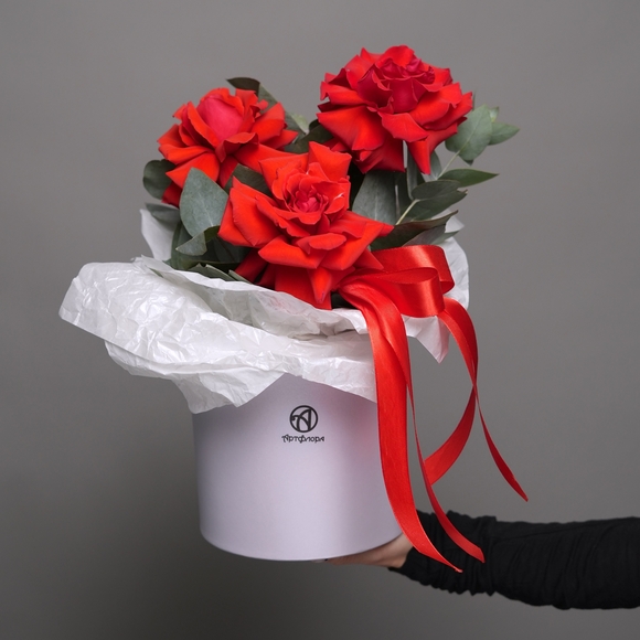 Шляпная коробка с алыми французскими розами - M