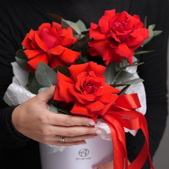 Шляпная коробка с алыми французскими розами - M