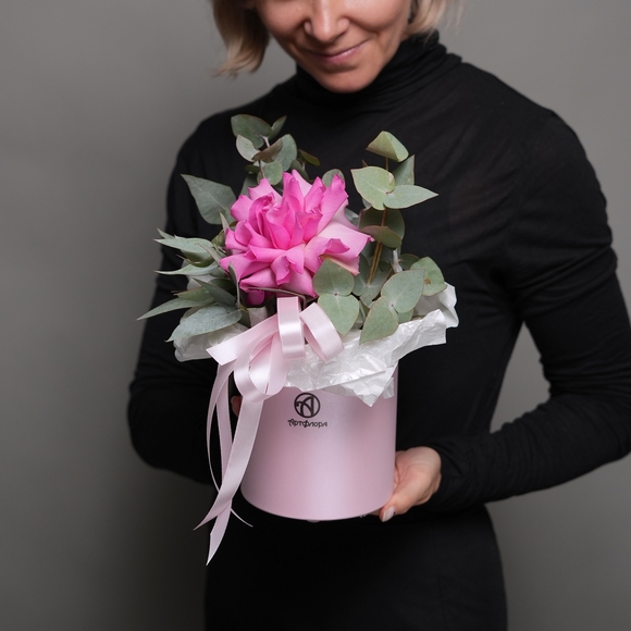 Шляпная коробка с ярко-розовой французской розой - S