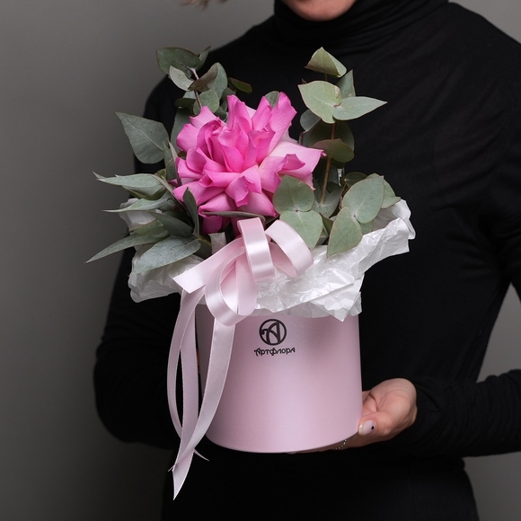 Шляпная коробка с ярко-розовой французской розой - S
