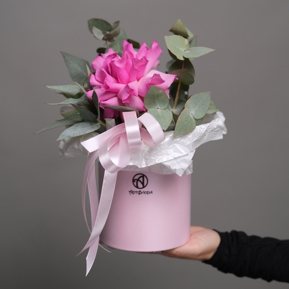Шляпная коробка с ярко-розовой французской розой - S