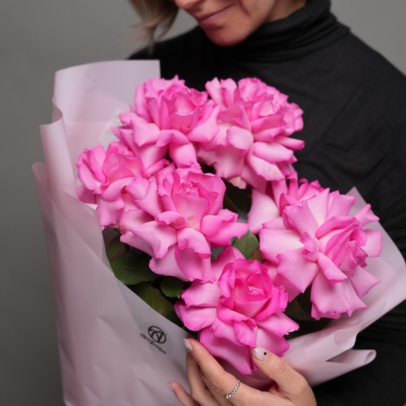 Букет из 7 ярко-розовых французских роз в корейской упаковке