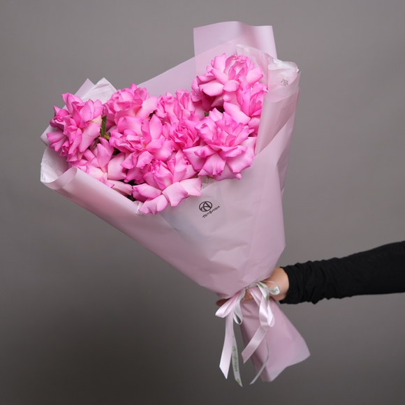Букет из 11 ярко-розовых французских роз в корейской упаковке