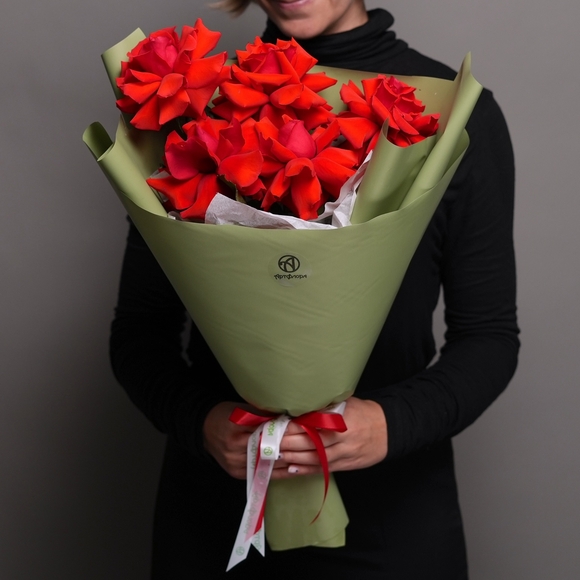 Букет из 5 алых французских роз в корейской упаковке