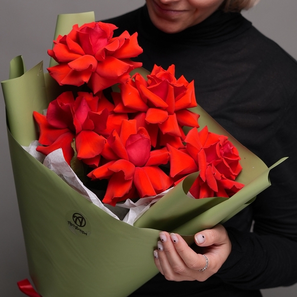 Букет из 5 алых французских роз в корейской упаковке