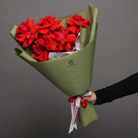 Букет из 5 алых французских роз в корейской упаковке
