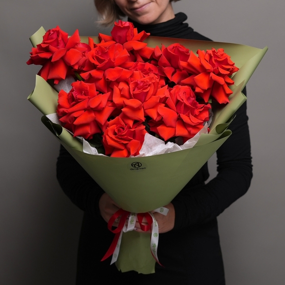 Букет из 11 алых французских роз в корейской упаковке