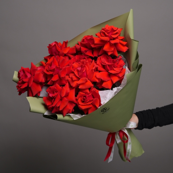 Букет из 11 алых французских роз в корейской упаковке