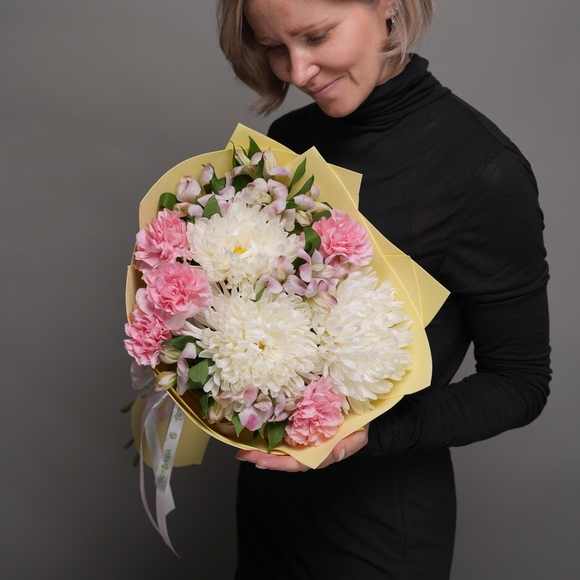 Букет из одноголовой хризантемы, диантусов и альстромерий - M в фоамиране