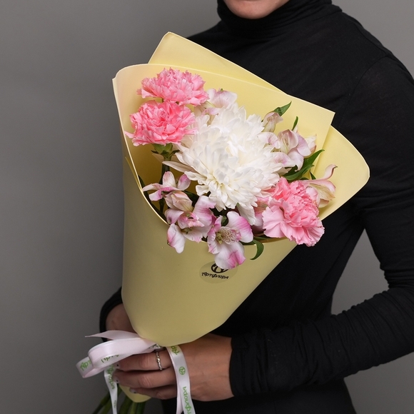 Букет из одноголовой хризантемы, диантусов и альстромерий - S в фоамиране