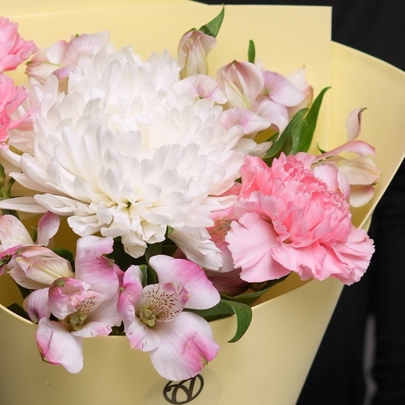 Букет из одноголовой хризантемы, диантусов и альстромерий - S в фоамиране