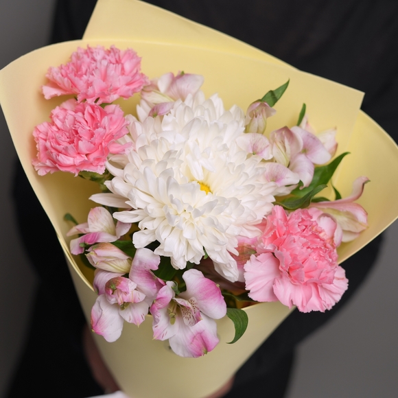 Букет из одноголовой хризантемы, диантусов и альстромерий - S в фоамиране