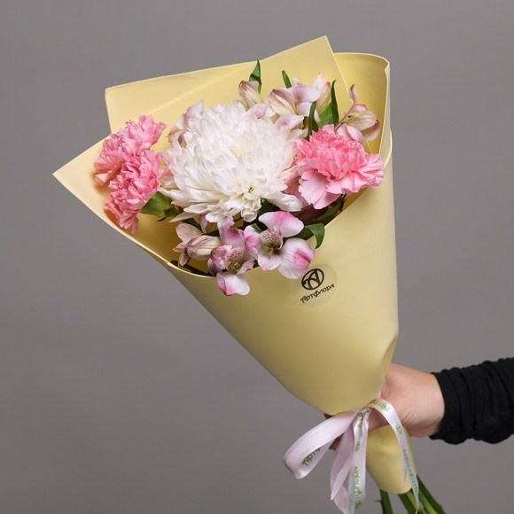 Букет из одноголовой хризантемы, диантусов и альстромерий - S в фоамиране