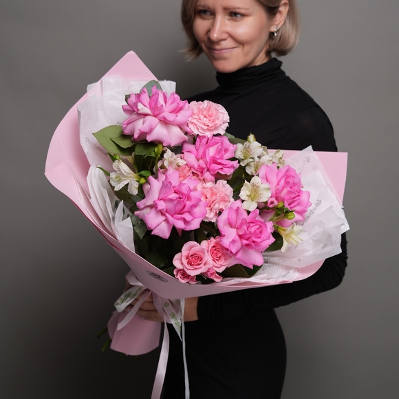 Букет из розовых французских роз, кустовой розы, диантусов и альстромерий в фоамиране
