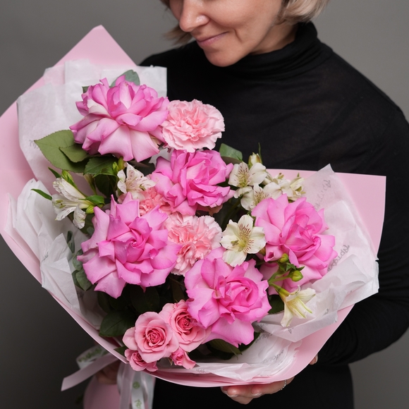 Букет из розовых французских роз, кустовой розы, диантусов и альстромерий в фоамиране