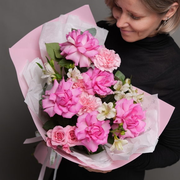 Букет из розовых французских роз, кустовой розы, диантусов и альстромерий в фоамиране