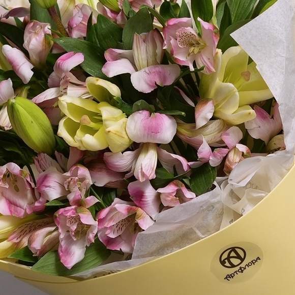 Букет из лилии и альстромерий - M в фоамиране