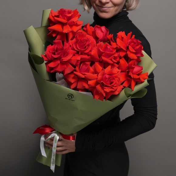 Букет из 9 алых французских роз в корейской упаковке