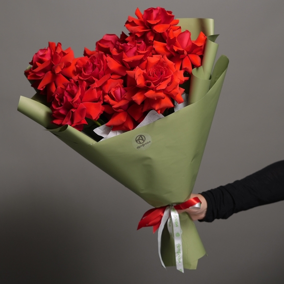 Букет из 9 алых французских роз в корейской упаковке