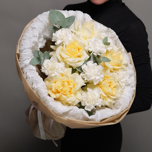 Букет из кремовых французских роз и диантусов с эвкалиптом - М в корейской упаковке
