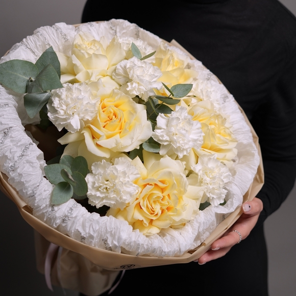 Букет из кремовых французских роз и диантусов с эвкалиптом - М в корейской упаковке