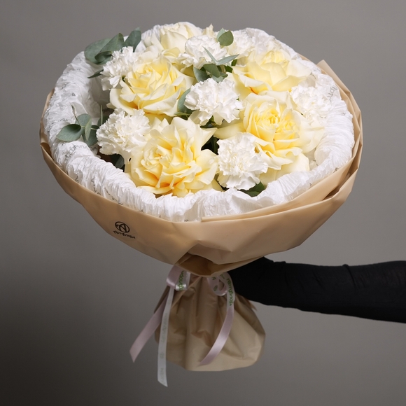 Букет из кремовых французских роз и диантусов с эвкалиптом - М в корейской упаковке