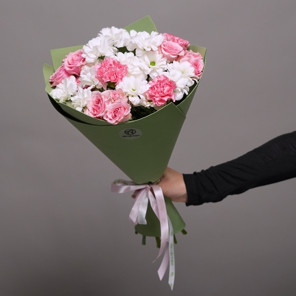 Букет из кустовых роз, диантусов и хризантемы кустовой - S в фоамиране