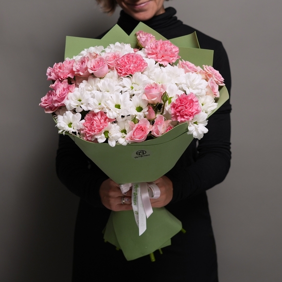 Букет из кустовых роз, диантусов и хризантемы кустовой - M в фоамиране