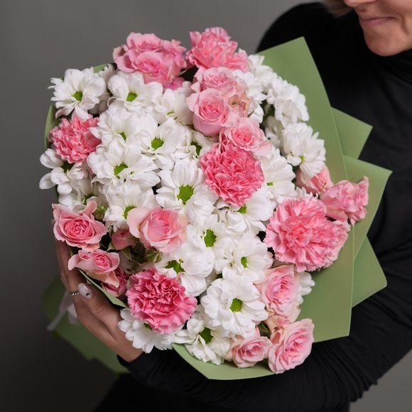 Букет из кустовых роз, диантусов и хризантемы кустовой - M в фоамиране