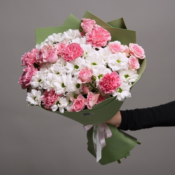 Букет из кустовых роз, диантусов и хризантемы кустовой - M в фоамиране