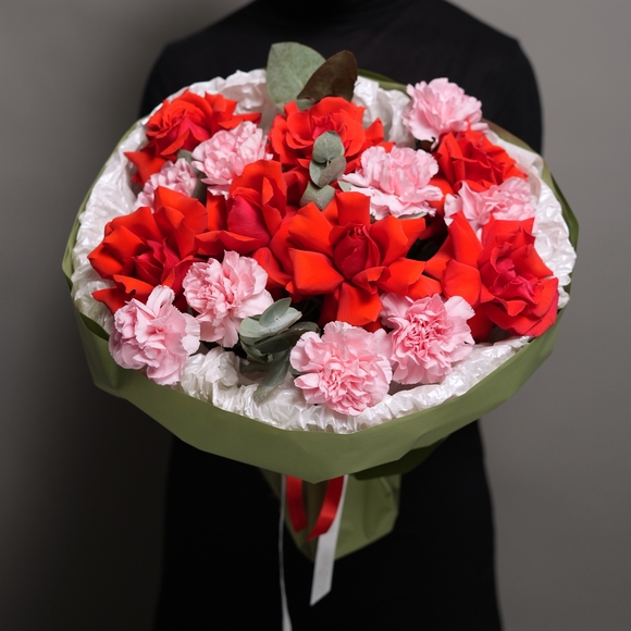 Букет из алых французских роз и диантусов - L в корейской упаковке