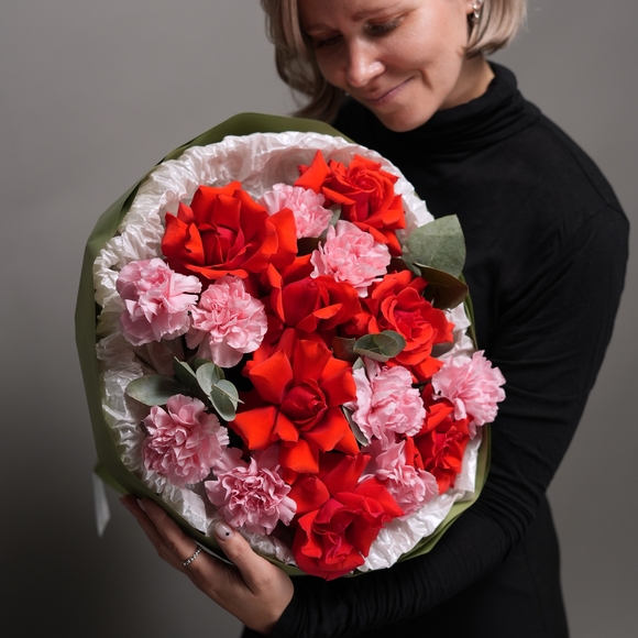 Букет из алых французских роз и диантусов - L в корейской упаковке