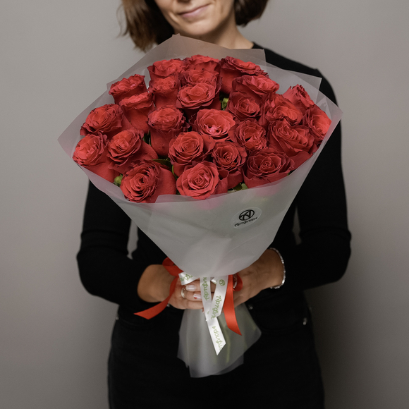 Букет из 25 красных роз 50 см (Кения) в корейской матовой упаковке
