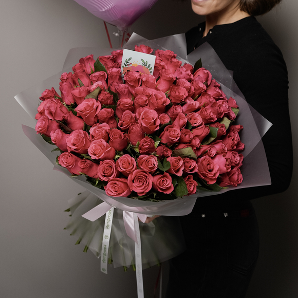 Набор размер ХХL с букетом 101 малиновая роза Кения (50 см) в корейской матовой упаковке