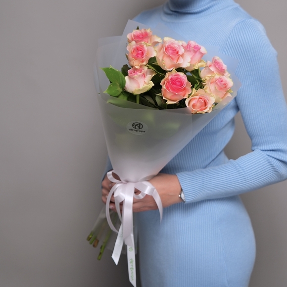 Светло-розовый букет-комплимент в корейской матовой упаковке