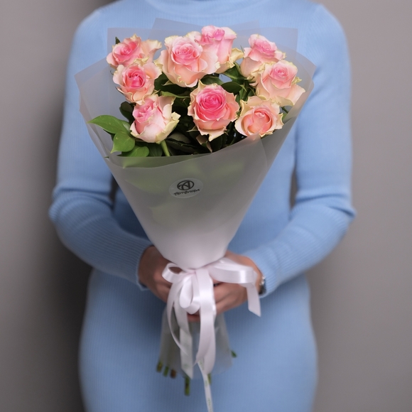 Светло-розовый букет-комплимент в корейской матовой упаковке