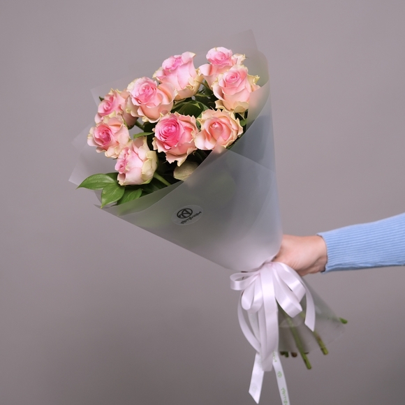 Светло-розовый букет-комплимент в корейской матовой упаковке