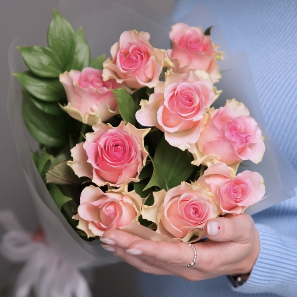 Светло-розовый букет-комплимент в корейской матовой упаковке