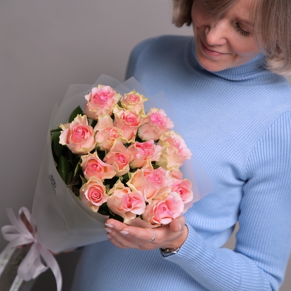 Букет из 15 светло-розовых роз 50 см (Кения) в корейской матовой упаковке