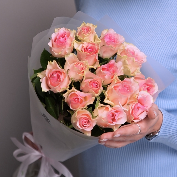 Букет из 15 светло-розовых роз 50 см (Кения) в корейской матовой упаковке
