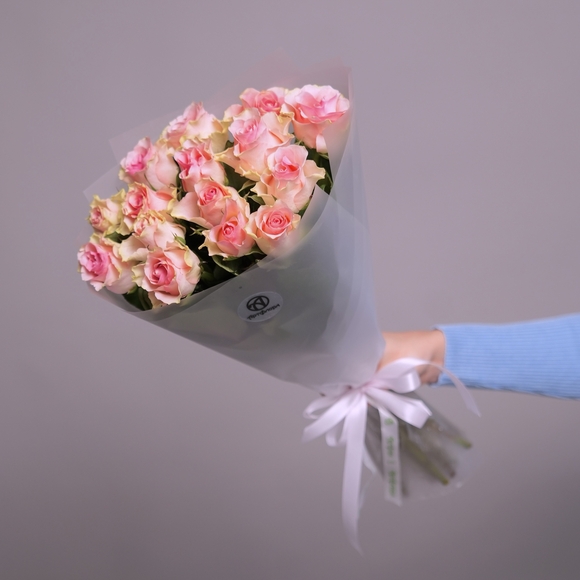 Букет из 15 светло-розовых роз 50 см (Кения) в корейской матовой упаковке
