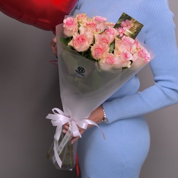 Набор размер M с букетом 15 светло-розовых роз Кения (50 см) в корейской матовой пленке