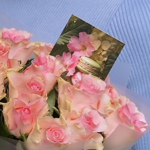 Набор размер M с букетом 15 светло-розовых роз Кения (50 см) в корейской матовой пленке