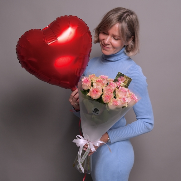 Набор размер M с букетом 15 светло-розовых роз Кения (50 см) в корейской матовой пленке