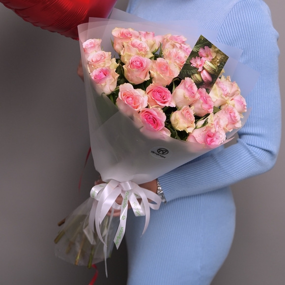 Набор размер М+ с букетом 25 светло-розовых роз Кения (50 см) в корейской матовой упаковке