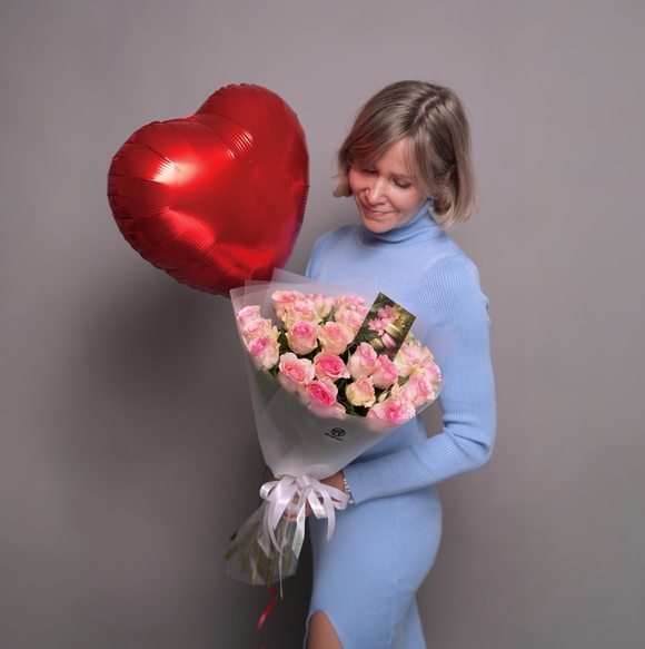 Набор размер М+ с букетом 25 светло-розовых роз Кения (50 см) в корейской матовой упаковке