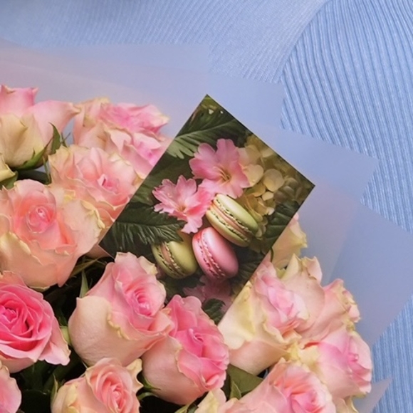 Набор размер М+ с букетом 25 светло-розовых роз Кения (50 см) в корейской матовой упаковке